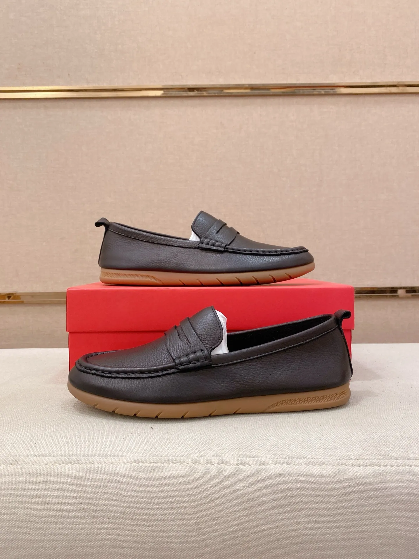 Factory price 500💰 Original Ferragamo men's shoes! The world's top brands...Luxury quality...//Fashion and high-end footwear 👍💪🏻...give you a low-key luxury comfort experience👍. The upper is made of pure Italian imported original cowhide and sweat-absorbent sheepskin lining. It is comfortable and breathable, high-end and classy... luxurious and noble!! .. OEM factory shipment [Hug] stall.. Original board. Welcome to taste..38--44.